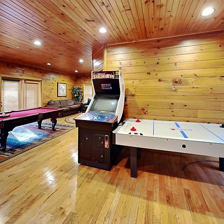The Great Escape Ii, 5 Bedrooms, Sleeps 17, Game Room, Pool Access, Theater Gatlinburg Eksteriør billede