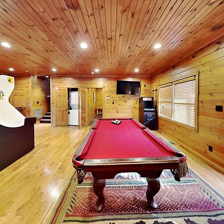 The Great Escape Ii, 5 Bedrooms, Sleeps 17, Game Room, Pool Access, Theater Gatlinburg Eksteriør billede