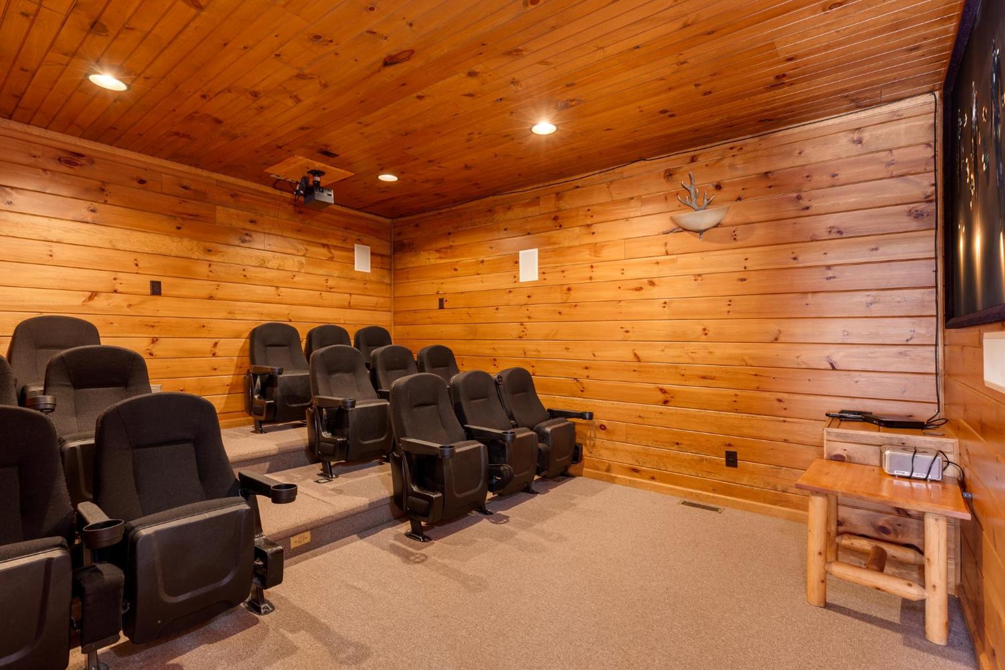 The Great Escape Ii, 5 Bedrooms, Sleeps 17, Game Room, Pool Access, Theater Gatlinburg Eksteriør billede