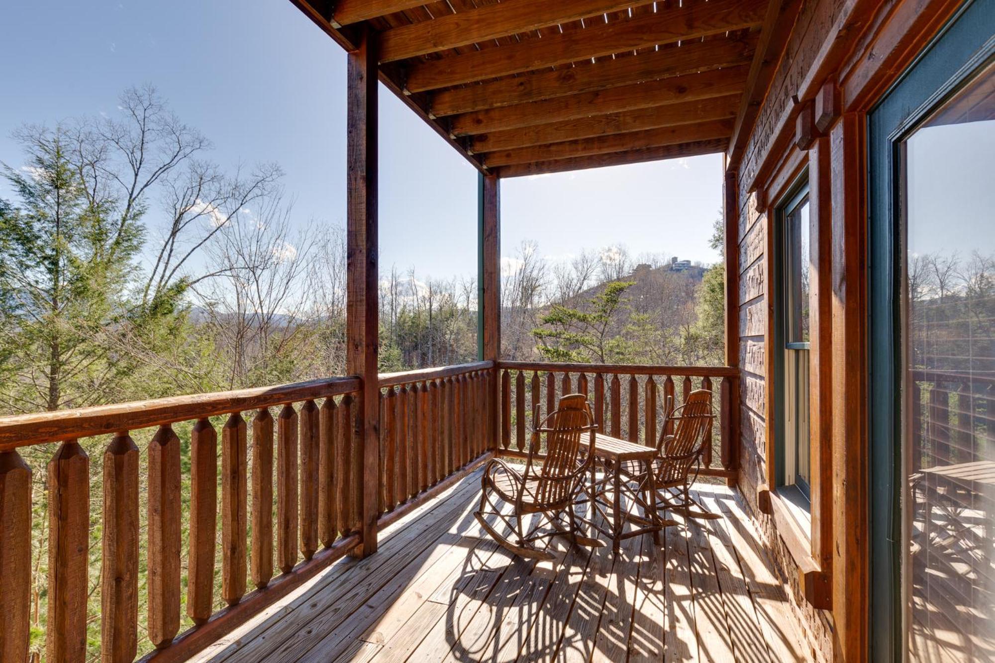 The Great Escape Ii, 5 Bedrooms, Sleeps 17, Game Room, Pool Access, Theater Gatlinburg Eksteriør billede